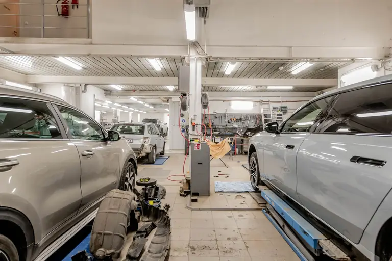 Véhicules en réparation dans un atelier de carrosserie