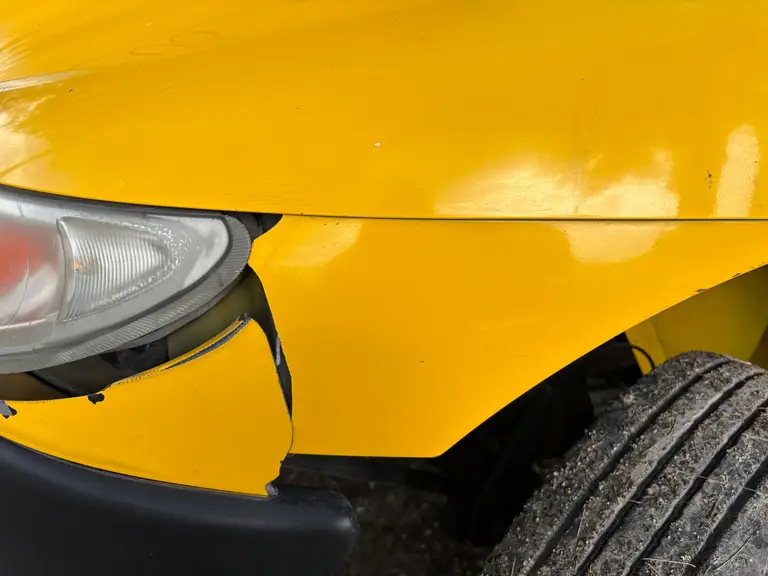 Aile de véhicule présentant un impact traité en débosselage sans peinture