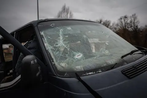 Pare-brise fortement fissuré sur un véhicule en attente de remplacement