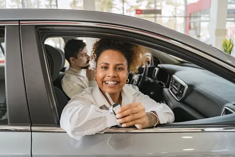 Remise des clés d'un véhicule de prêt à une conductrice