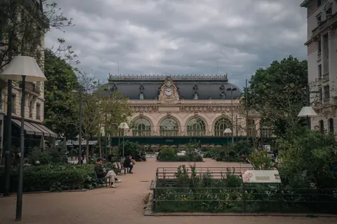 Vue d'une place arborée du centre de Saint-Étienne